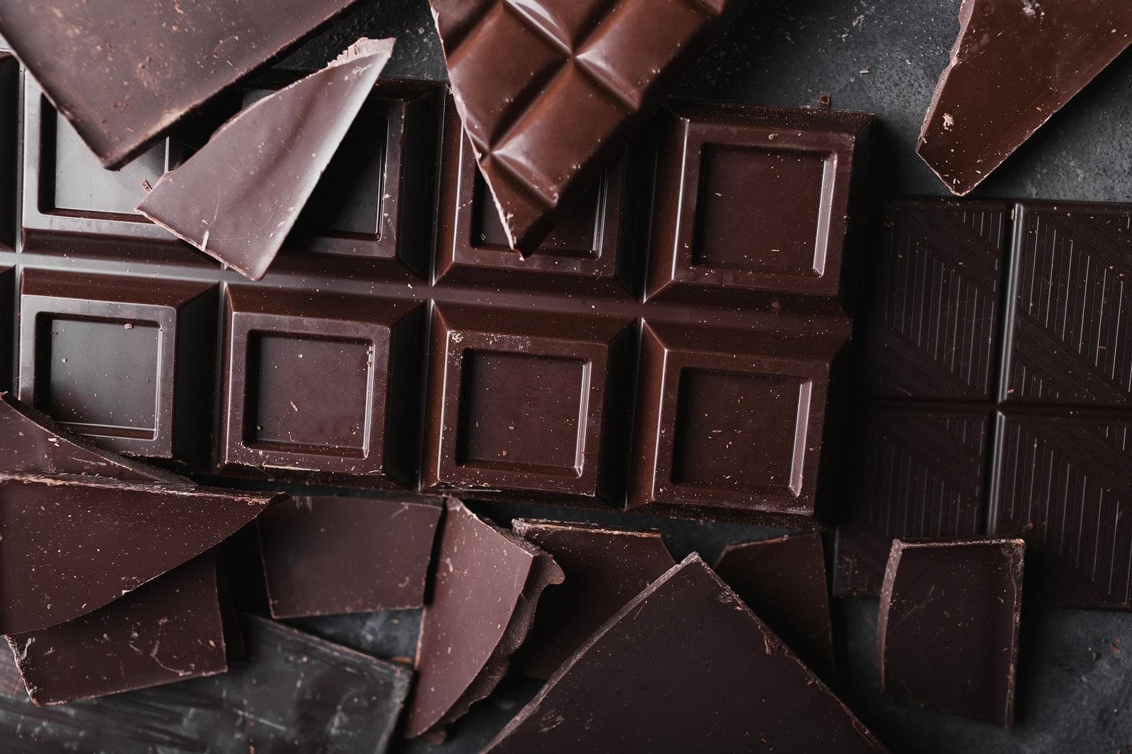 Tablette de chocolat cassée.